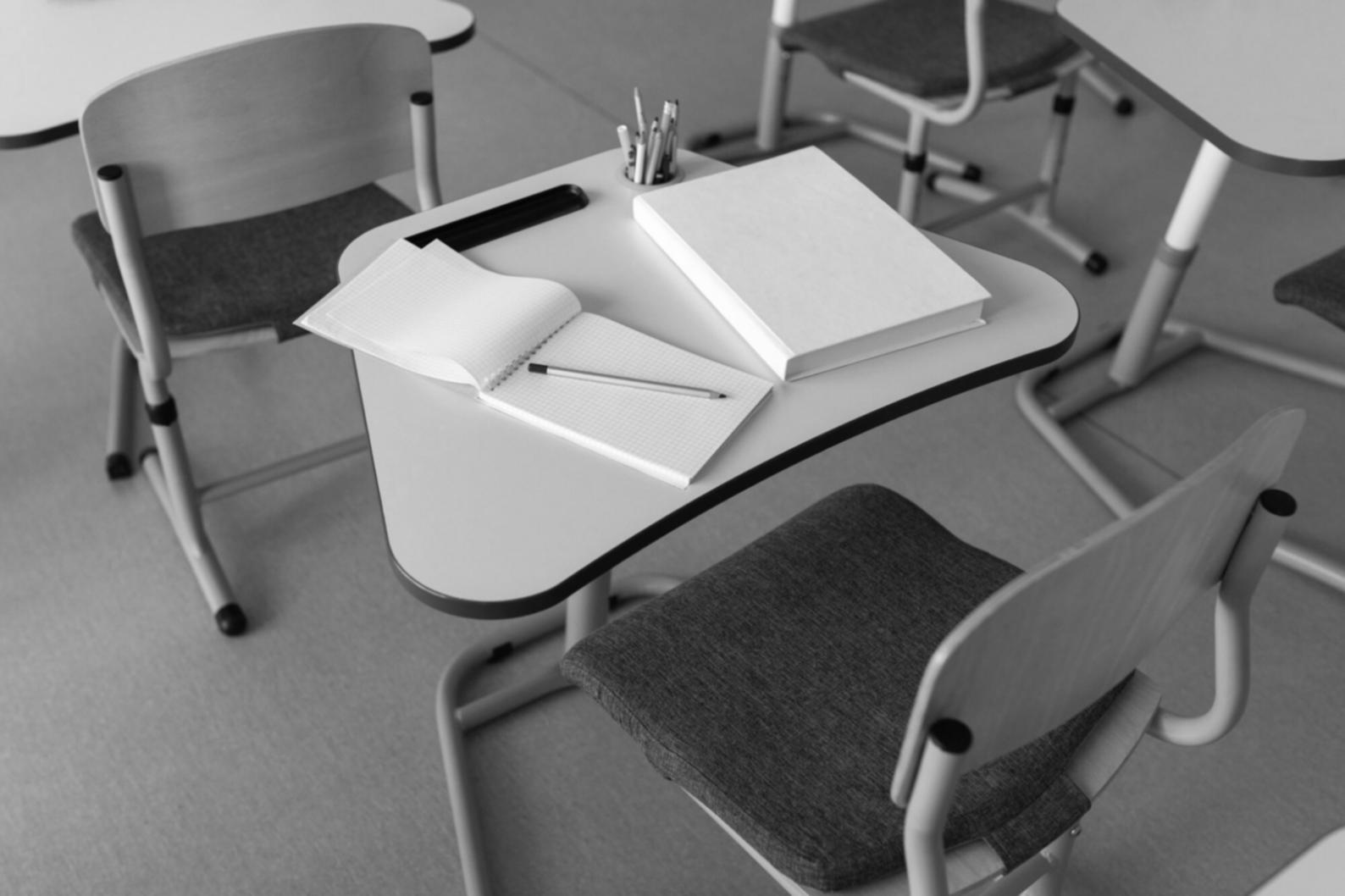 Personas aprendiendo conceptos financieros en un ambiente educativo moderno